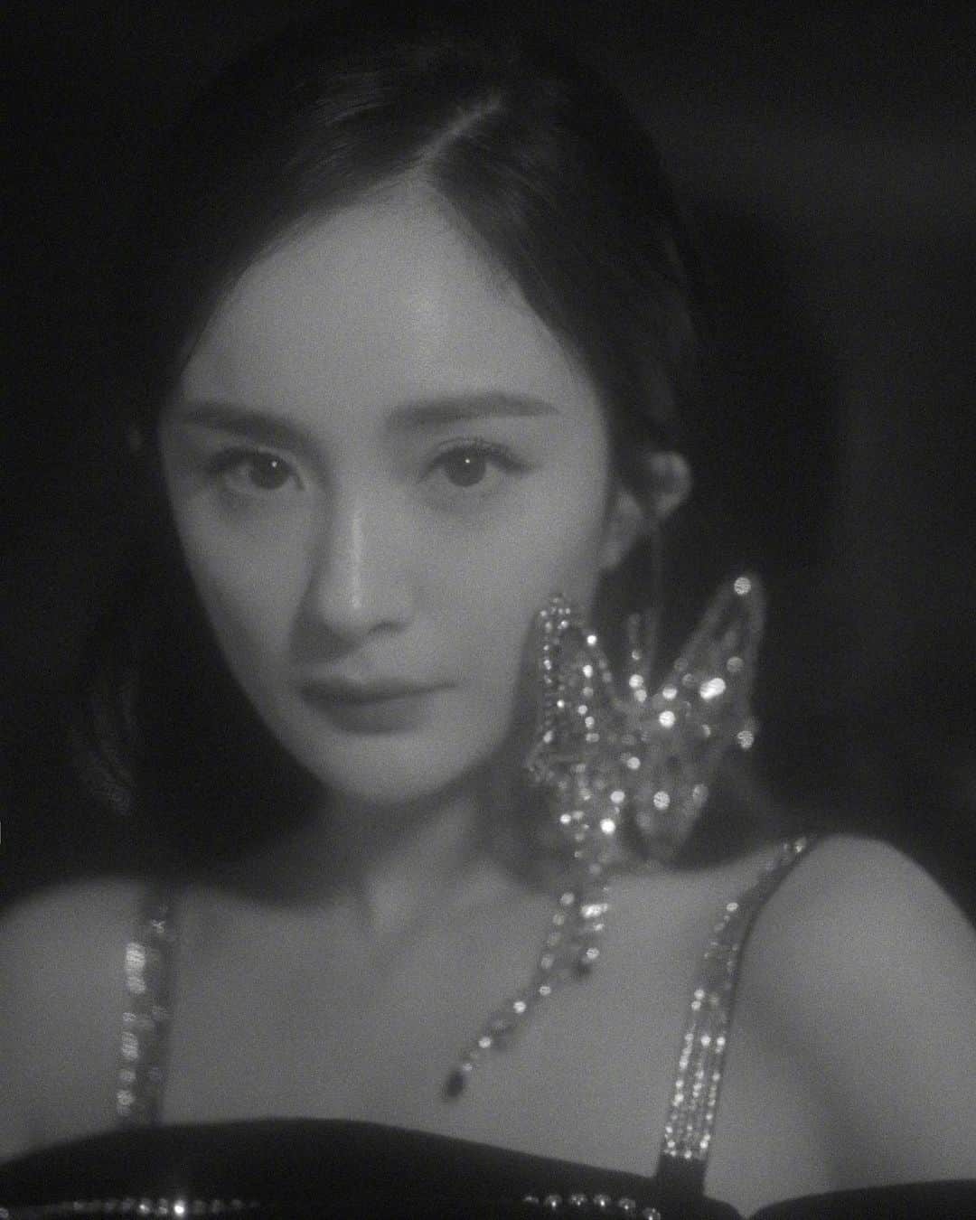 ヤン・ミー（Yang Mi）さんのインスタグラム写真 - (ヤン・ミー（Yang Mi）Instagram)「🦋大蝴蝶美吗//生活在海外喜欢戴耳环的小仙女们 可以点击我主页上的网站链接看一下💗// #大幂幂 #杨幂 #楊冪 #大冪冪」11月11日 10時36分 - yangmi_