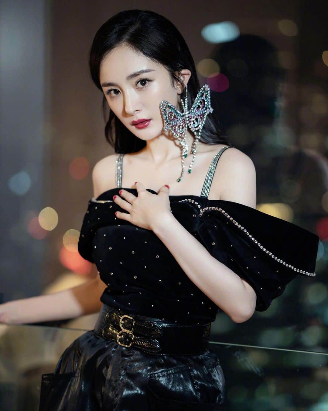 ヤン・ミー（Yang Mi）のインスタグラム：「🦋大蝴蝶美吗//生活在海外喜欢戴耳环的小仙女们 可以点击我主页上的网站链接看一下💗// #大幂幂 #杨幂 #楊冪 #大冪冪」