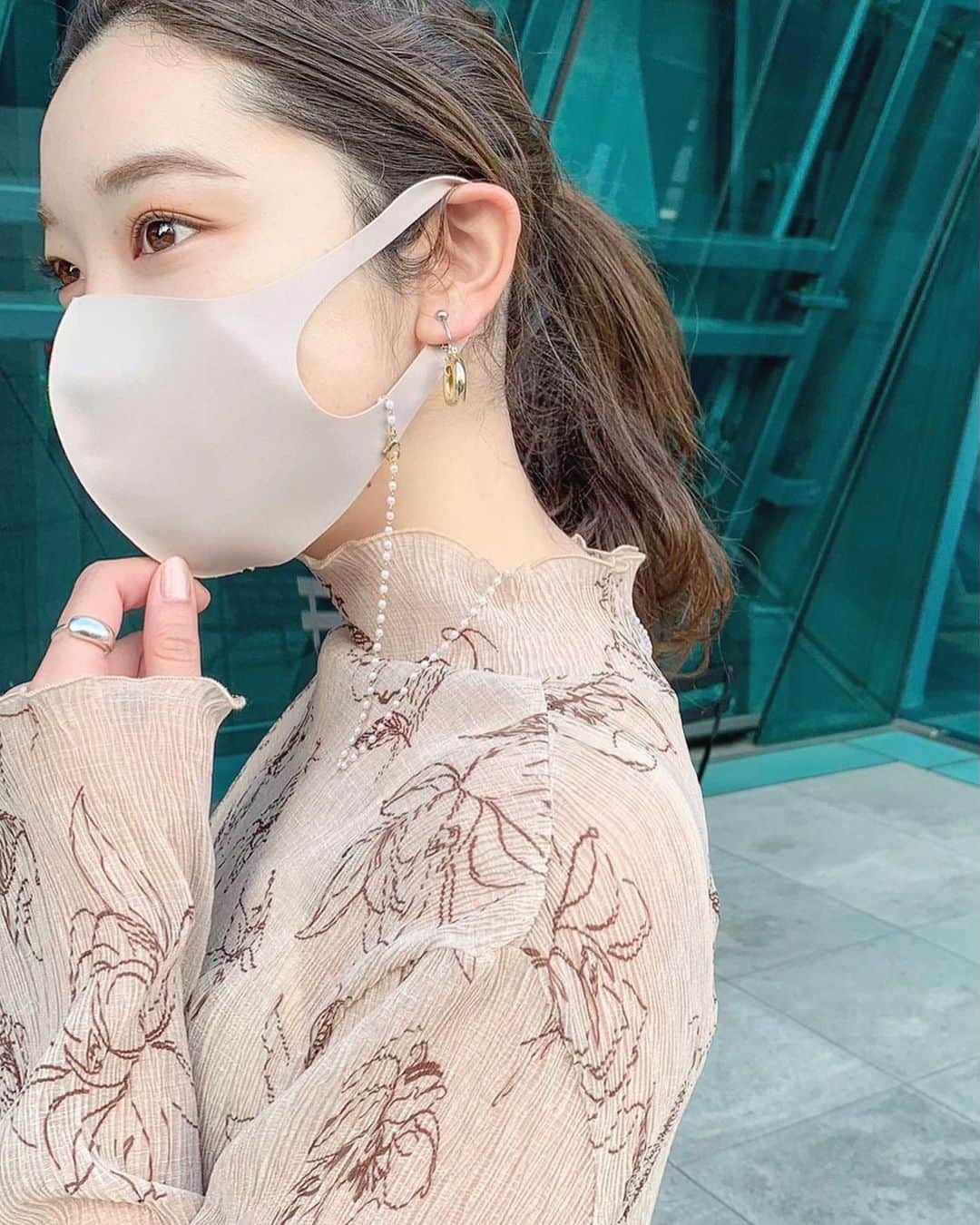 mina hinokuchiのインスタグラム：「. こんなマスクストラップ欲しかった♡ 華奢なパールやクリアがとっても可愛い！ マスクに付けて、ネックレスにして、、 付けるとちょっとテンションがあがる♡ . 明日お店にも入荷します✨✨ . . #whoswhochico #salonbychico #フーズフーチコ　#マスクストラップ　#マスクチェーン　#ファンデーションマスク　#マスク　#次の新作トップスもチラリ😎」