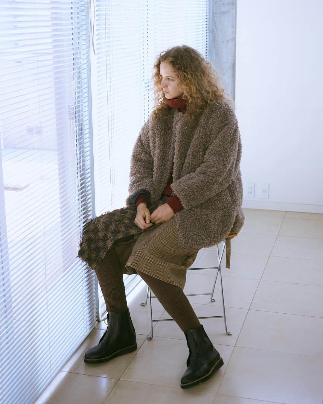 ネ・ネットのインスタグラム：「本日11月11日(水)より、ネ・ネット 2020 Autumn/Winter Collection の新作が発売となりました。また11月11日(水)～15日(日)の期間は、A-net Membership のポイントが5倍となります。ぜひ、この機会にご利用ください。﻿ ﻿ ■CURLY FUR﻿ くりくりのカーリーヘアが特徴で、手触りが驚くほどよく、軽くて着やすいミドル丈アウター。 高品質なエコファーで仕立て、暖かさと軽さが自慢のアイテムです。前から後にかけての裾をラウンドにカットし、ボリューム感をやわらげ、見た目も軽やかな仕上げに。 スナップボタンとノーカラーでシンプルに仕立てたことで、きれいめにもカジュアルにも幅広い着こなしが楽しめます。 首元や裾からちらりとのぞく配色のグリーンの裏地がさりげないアクセントになっています。﻿ ※オンラインショップHUMORでは、11月20日(金)に発売を予定しております。 ﻿ #ネネット #nenet #新作 #new #autumn #winter #2020 #collection #fashion #tokyo #curly #fur #outer」