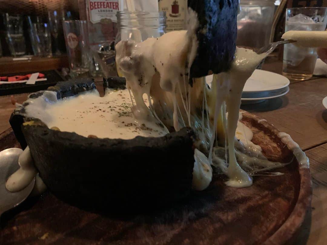 忍成修吾のインスタグラム：「シカゴピザ🍕 チーズがトロトロ過ぎて流れ落ちました（笑） 美味しかった~😊 パイとピザの間の様な感じでした‼️」