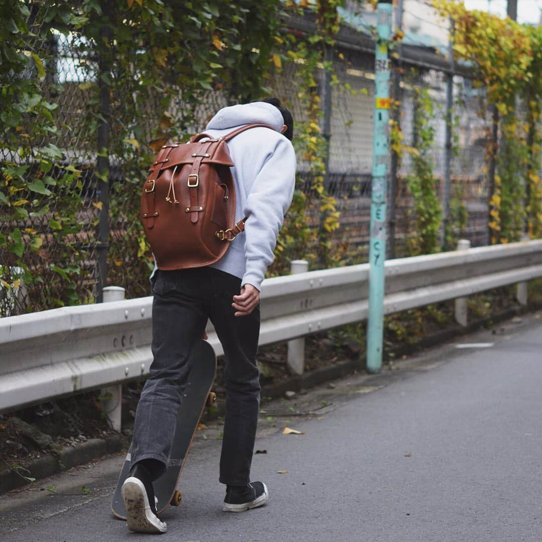 HERZ ヘルツさんのインスタグラム写真 - (HERZ ヘルツInstagram)「Scene Book📚 Scene:Skateboard × R-152.  スケートボードを片手にスポーティーなSceneを撮影してみました！  ［着用商品］ 半かぶせの二本ベルトリュック(R-152)  #herz#leather#leatherbag#madeinjapan#ヘルツ#革#革鞄#革製品#日本製#レザー#レザーバッグ#scene_book#autumn#秋#sports#スポーツ#skateboard#スケートボード#スケボー#street#ストリート#streetfashion#ストリートファッション#リュック#rucksack#バックパック#backpack」11月11日 10時54分 - herz_bag