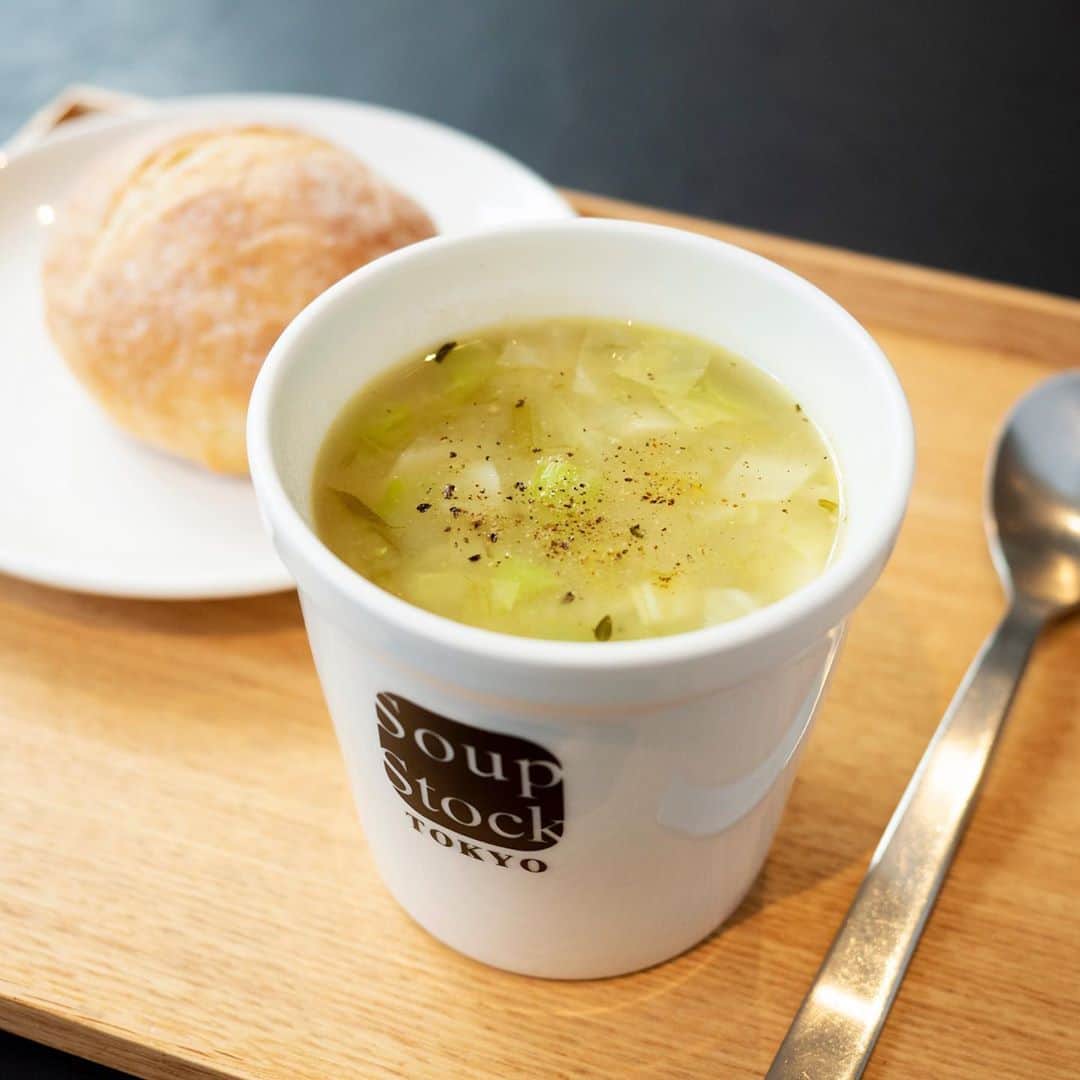 スープストックトーキョー 公式さんのインスタグラム写真 - (スープストックトーキョー 公式Instagram)「Soup Stock Tokyoのベジタリアンスープ。🥗  店頭で販売しているメニューには、 実はベジタリアンメニューがいくつもあります。 現在は5種類のベジタリアンスープを、全国の Soup Stock Tokyo（外食店舗）にて、 週替わりでご提供しています。  ーーーーーーーーーーーーーーーー－ーーーーーー 【🥗】ポロ葱と白いんげん豆のミネストローネ ーーーーーーーーーーーーーーーーーーーーーーー 北海道産のポロ葱を丁寧に炒め、根セロリ、白いんげん豆、じゃがいも、キャベツと合わせて柔らかく煮込んだミネストローネです。野菜の優しい甘さとおいしさを味わうベジタリアンスープです。  体を気づかい選ぶ方も、食事でほっとひと息 つきたい方にも、野菜の甘さとおいしさがしみわたる、 優しいミネストローネです。 #スープストックセット の一つとしてもお選び頂けます。  ※Soup Stock Tokyoにおけるベジタリアンスープとは、動物性食材（牛肉・鶏肉・豚肉・その他の肉・魚介類・卵・乳製品）を使用しないスープです。砂糖、はちみつ、油の使用につきましては「食の安心・安全」ページよりご確認頂けます。また店頭でもご確認頂けます。  #スープストックトーキョー#soupstocktokyo#スープストック#ポロ葱とインゲン豆のミネストローネ#ミネストローネ#ミネストローネスープ #ベジタリアン#vegetarian#ベジタリアンスープ #ベジ#ベジスープ#野菜#野菜のスープ」11月11日 11時06分 - soupstocktokyo
