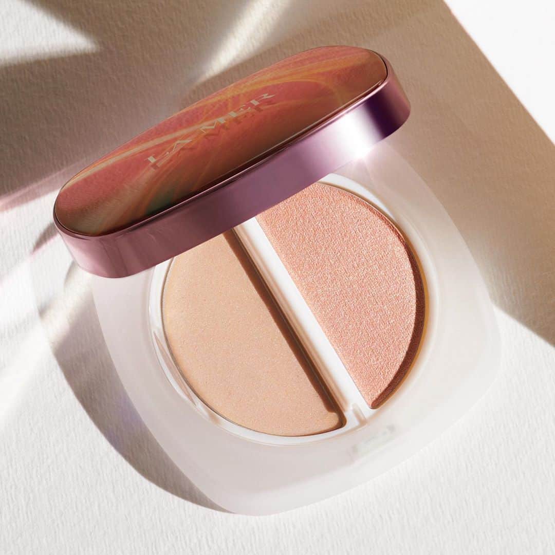 ドゥラメールのインスタグラム：「Looking for luminous? Enhance skin’s radiance with light-catching The Glow Highlighter. Back in time for celebrations big and small, this dual texture compact defines and brightens skin for that “ready-for-my-close-up” look. Shop it now, exclusively on Instagram.」
