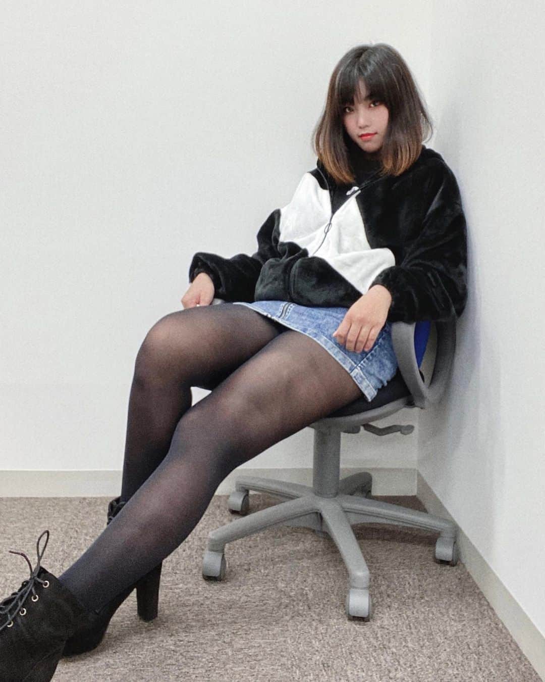 SIRIUSさんのインスタグラム写真 - (SIRIUSInstagram)「為什麼我看起來像被壓扁了啊🤣 自己拍的照片不知道怎麼拍出來的 也只是用手機拍的還是不要那麼講究吧 . . #ootd #ootd4nylonjp #ootdfashion #fashion #legs #legday #japanesefashion #style #girl #girly #cute #kawaii #blogger #dailylook #makeup #instagood #instagram #instalike  #ファッション #今日のコーデ #美脚 #タイツ #ストッキング #冬コーデ  #長腿 #穿搭 #黑絲」11月11日 11時11分 - sirius_4102