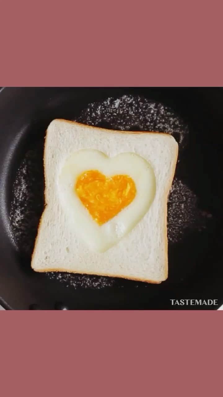 のインスタグラム：「【愛情たっぷり💛】月見クリームホットサンド  熱々のトーストとコーヒーで 最高の朝食をどうぞ🌿☕️」