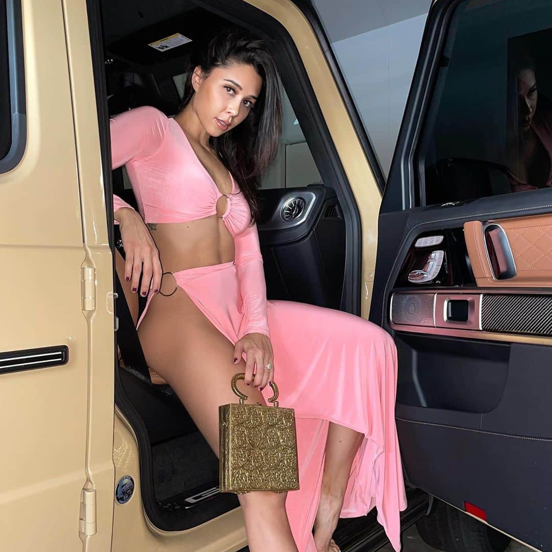Tianna Gregoryのインスタグラム：「Date night 💕 rocking my favorite bag from @ramlaofficial check them out for all vegan bags 🙌🏽❤️」