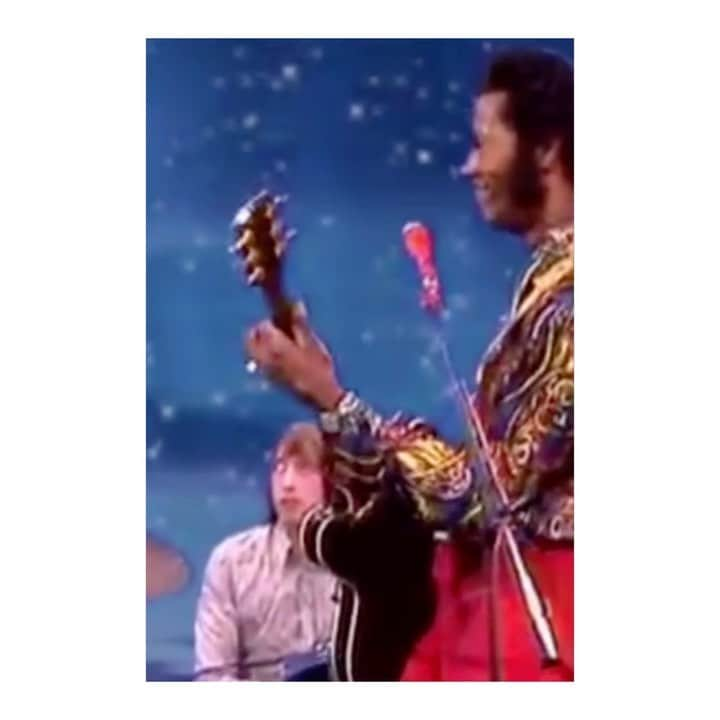 ジュリアン デイヴィッドのインスタグラム：「WEDNESDAY . Chuck Berry showing us how it’s done. “C’est la vie, You never can’t tell” ❤️🎸」