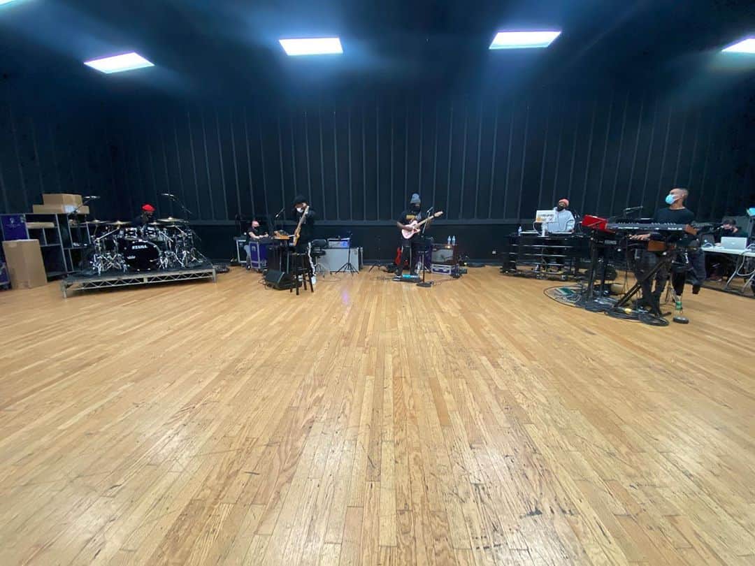 テイラー・ジェームスのインスタグラム：「Back at it! @wetheband   📸: @nickdemoura」