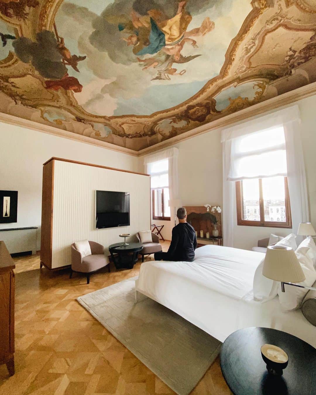BEAUTIFUL HOTELSさんのインスタグラム写真 - (BEAUTIFUL HOTELSInstagram)「The Alcova Tiepolo at Aman Venice has original, gilded frescoes by 18th-century Venetian painter Giovanni Battista Tiepolo, marble fireplaces and historical architecture.✨ Staying in this suite truly feels like you’re stepping back in time, only with exceptional service at your fingertips and modern amenities to suit every discerning traveler; it will be hard to pull yourself away!   Would you love to experience an opulent stay in the heart of the Floating City? 🚣‍♂️  📽 @andreavetrano 📍 @aman_venice, Italy 🎶 Jack Jezzro - Bella Notte」11月11日 11時20分 - beautifulhotels