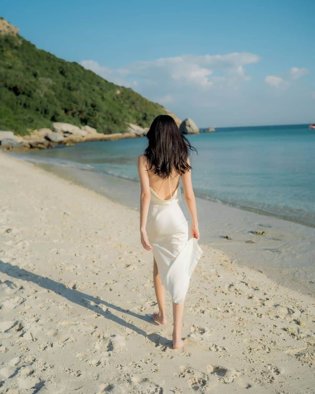 マイ・ダーウィカーのインスタグラム：「🌊 let the sea set you free ⛱️🐒❤️🌻 #ดาวินักท่องเที่ยว」