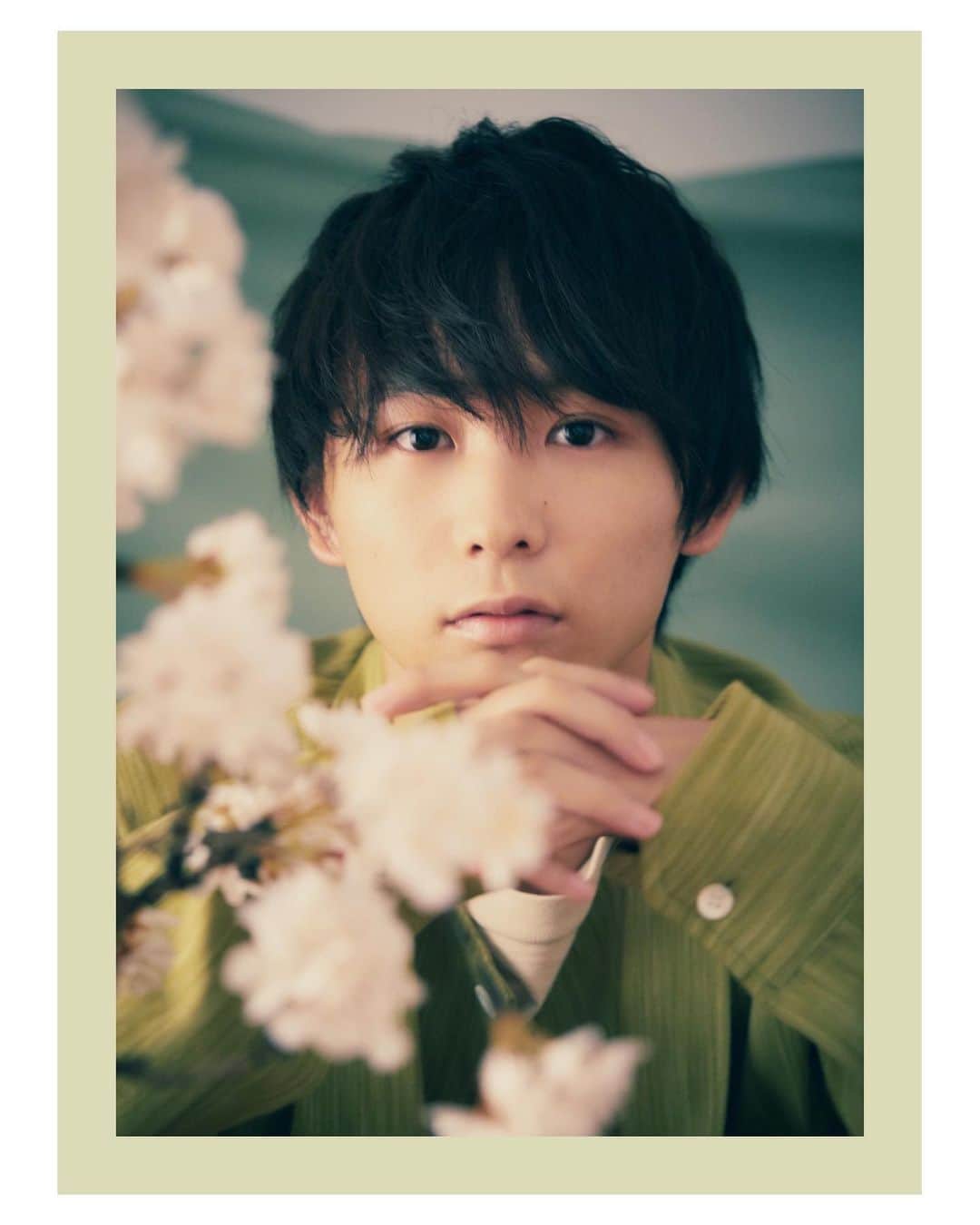須賀健太のインスタグラム：「【発売開始！】 2020/11/21(土)16:30～スタートの、 『須賀健太　2021年卓上カレンダー』"発売記念One to Oneオンライントークイベント" 昨日からチケット発売してます！⚡️ てことで今日もアザーカットを…  オンラインだからこそ間口が広がればいいなと思っております！ 初めての方もお馴染みの方も大歓迎！😳  Online event. Tickets on sale! Please pay a visit！  カメラマン/玉村敬太 スタイリスト/布田好恵 ヘアメイク/佐々木弥生」