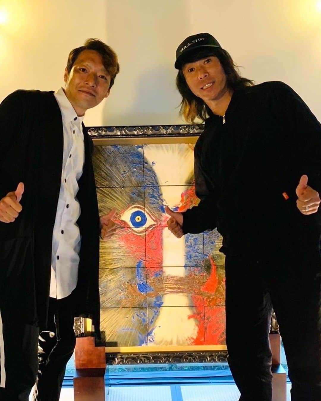 のインスタグラム：「陶墨画作家の西元祐貴さん @yu_ki.nishimoto にお会いしたくて、福井に行ってきました😊 西元さんは陶墨画というとても手間がかかる珍しい作品を創っていて、今「破壊と創造」という個展を福井市問屋町で開催しています。西元さんの作品達是非生で体感して欲しいです、マジでパワーに圧倒されます！個展は11/29まで開催されています👍」