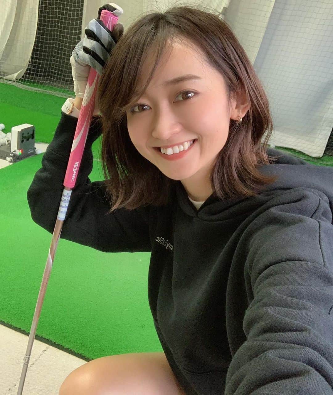 【公式】カーセブン（株式会社カーセブンディベロプメント）のインスタグラム：「山吹香織の100切りチャレンジ第3回⛳️  第3回のレッスン内容を公開しましたので是非チェックしてくださいね🎉  モデル、インフルエンサーなどとして活躍している山吹香織さん@kaori_yamabukiがゴルフスコア100を切るまでの軌跡を辿る企画です！✨  原宿ゴルフアカデミー@harajukugolf_academyさんにご協力頂いています🌟  カーセブンの運営するゴルフ情報メディア「セブンスゴルフ」にて公開中🌟 プロフィールのURLからどうぞ🙏✨  https://7sgolf.carseven.co.jp/column/sgc0024/  応援よろしくお願いします🤲🌟  #カーセブン #セブンスゴルフ #山吹香織 #原宿ゴルフアカデミー #ゴルフ #ゴルフ女子 #ゴルフスイング #ゴルフレッスン #ゴルフスコア #ゴルフ好きな人と繋がりたい #ゴルフ女子コーデ #ゴルフ練習 #ゴルフ仲間」