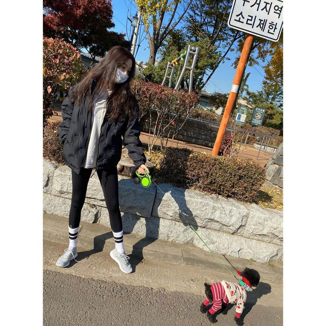 チョン・リョウォンのインスタグラム：「. 운동가는길에 강아지 한마리 획득! #수니야나얘줘 #한껏멋부린고무」