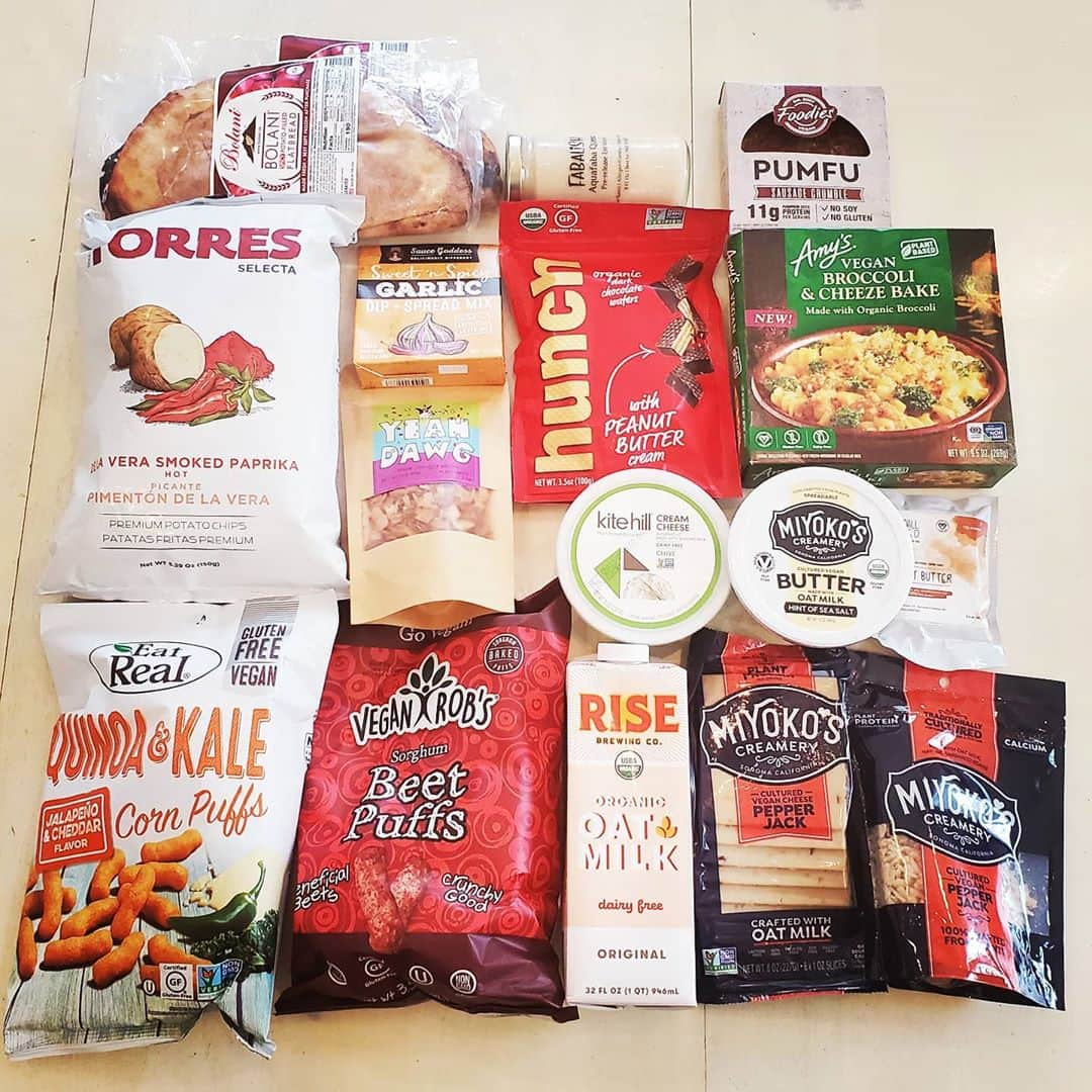 ガソリングラマーさんのインスタグラム写真 - (ガソリングラマーInstagram)「@gtfoitsvegan #VEGAN SUPERSTORE ORDER @bolani.co spicy potato #flatbread 🌶🥔 #torrespotatochips 🥔🌶 @eatrealsnacks jalapeño cheddar quinoa kale corn #puffs 🌽🥬🌶🧀 @fabalishfoods Aquafaba #queso 🌶🧀 @yeahdawgvegan #coconotbacon 🥓🥥 @veganrobs beet puffs  @thesaucegoddess sweet spicy garlic dip 🧄🌶 @hunch.snacks peanut butter chocolate wafer bites 🥜🍬🍫 @kitehillfoods chive #creamcheese 🧅🧄🧀 @miyokoscreamery gf oatmilk #butter prpperjack #cheese 🌶🧀 @risebrewingco oatmilk 🥛 @pumfu #sausage 🌭🎃 @amyskitchen broccoli cheeze bake 🥦🧀 @smallseedbar peanut butter bars 🥜 #vegan #veganfood #whatveganseat #vegangood #veganaf #vegansofinstagram #plantbased #vegandelivery #vegetarian #marketboxsd #plantbased #plantbasedmeals  Thank you thankful GRATEFUL  Not paid sharing the good stuff 👍 🌵 #gtfoitsvegan」11月11日 11時58分 - gasolineglamour