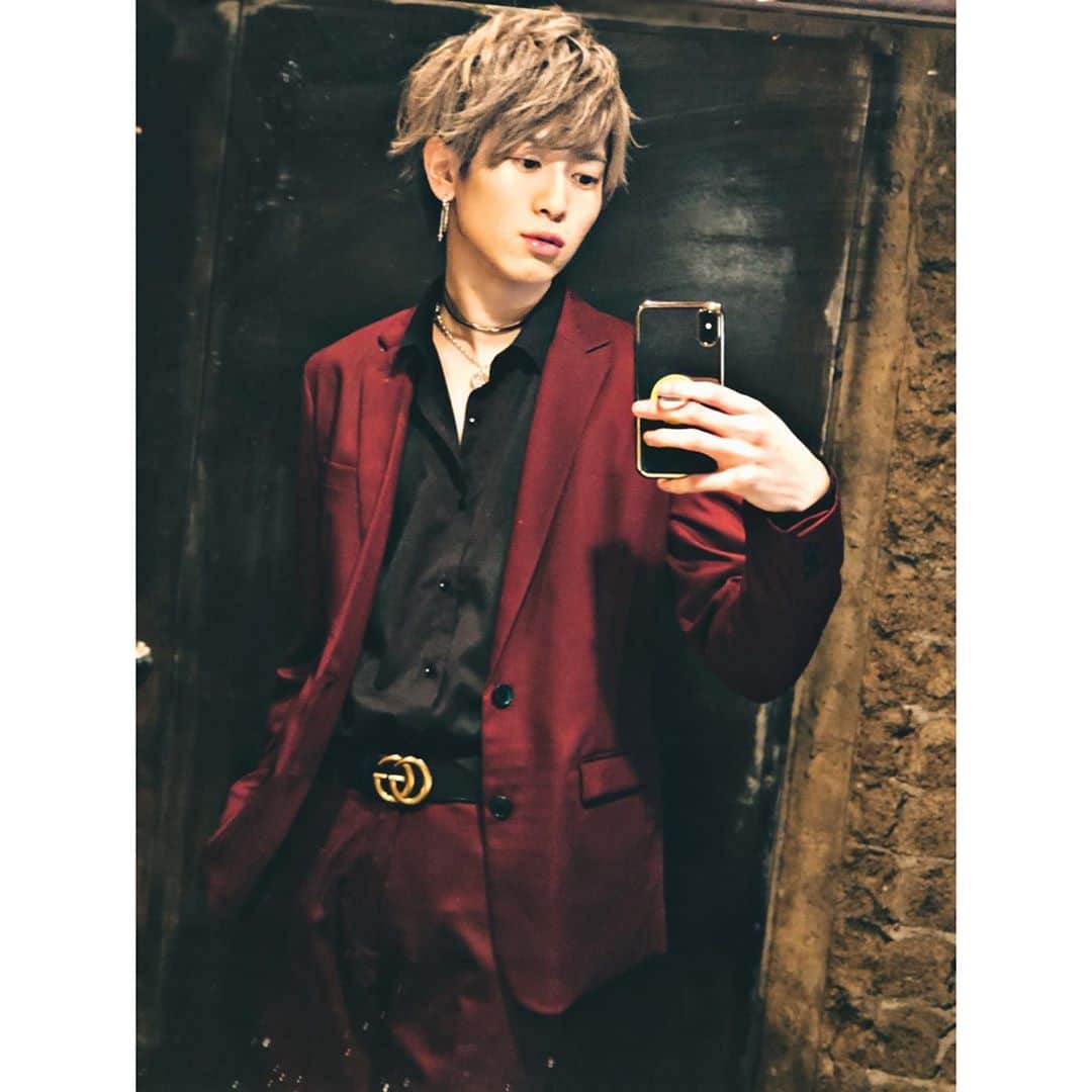 岡田鷹斗のインスタグラム：「先日の生バンドの際に購入した ワインレッドのセットアップ✰ ・ ・ ・ #suit #gentleman #セットアップ #fashion #イケメン #vanquish  #NEVAGIVEUP #岡田鷹斗」