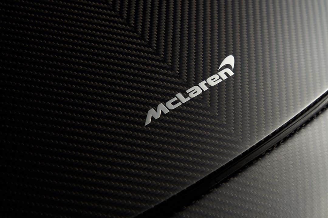 McLaren Automotiveさんのインスタグラム写真 - (McLaren AutomotiveInstagram)「The full gloss finish visual carbon fibre hood is also available with the MSO defined lightweight badge - this replaces the standard front badge with an electroformed badge which sits flush under the lacquer, staying true to the LT's pursuit of lightweight.」11月11日 22時53分 - mclarenauto