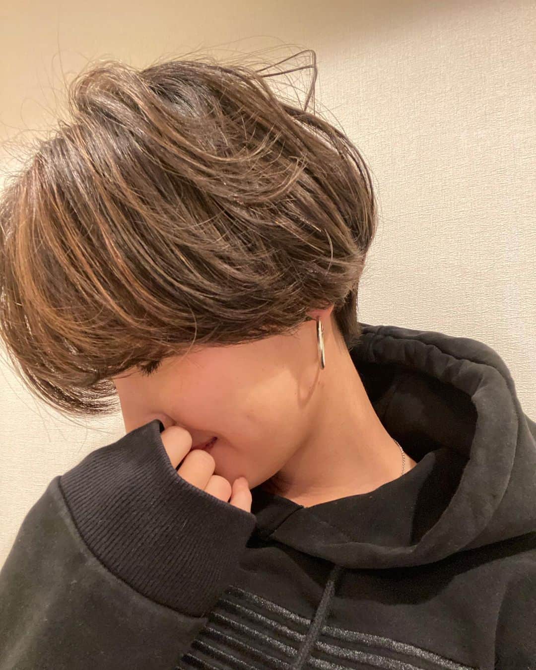 木村安梨沙のインスタグラム：「今日は仕事が終わってからcorsoへ❤️ 久しぶりに髪を明るくしたくなったので、 @yukamaegawa さんにカラーと 伸ばすために襟足もカットしてもらったよ☺️✨ 写真はiPhoneのノーマルカメラで 加工はしてないけどこの髪色は神すぎた🙇‍♀️💕 いつも思い通りにありがとうございます❤️✨」