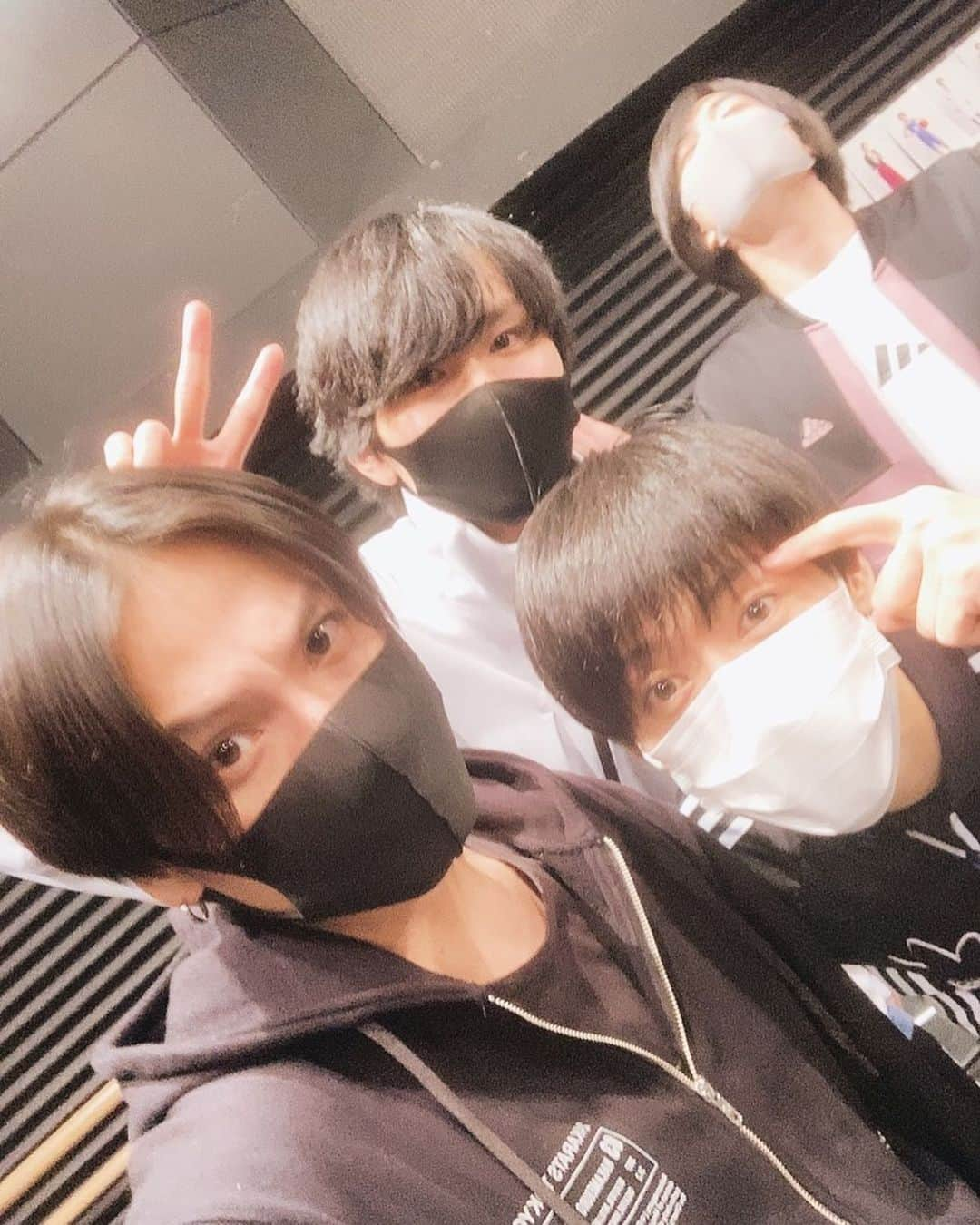 友常勇気さんのインスタグラム写真 - (友常勇気Instagram)「I'm done for today!! Only a few lessons leftΣ(´Д｀；) We'll do our best tomorrow😳‼️ #ハンズアップ #稽古残り4日  #明日からもやるでー #友常勇気  #谷佳樹 #白柏寿大  #松村優 途中から #志村玲於  参加😚 p.s よし坊髪切ったアピールです🤣」11月11日 22時51分 - yuki_tomotsune