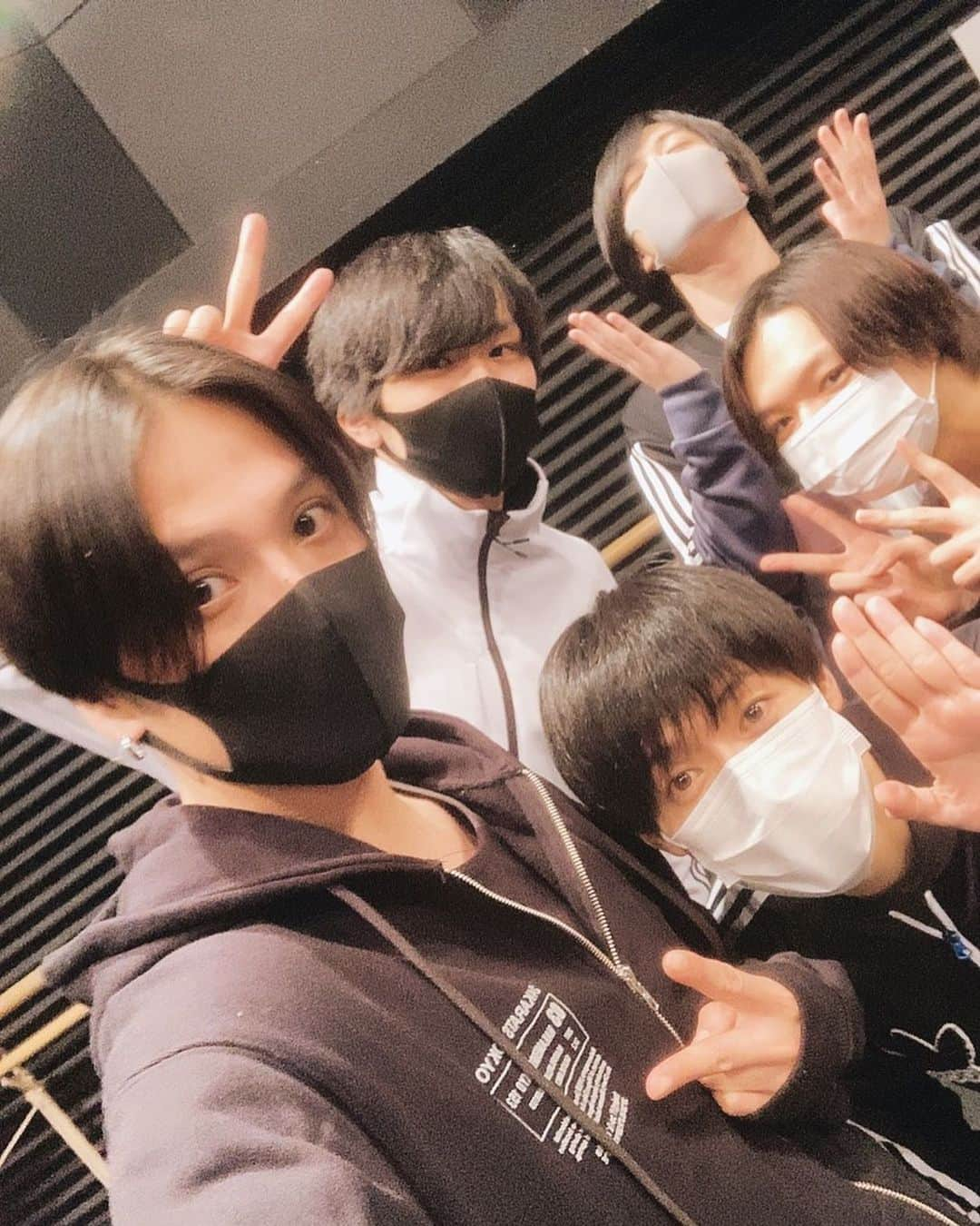 友常勇気さんのインスタグラム写真 - (友常勇気Instagram)「I'm done for today!! Only a few lessons leftΣ(´Д｀；) We'll do our best tomorrow😳‼️ #ハンズアップ #稽古残り4日  #明日からもやるでー #友常勇気  #谷佳樹 #白柏寿大  #松村優 途中から #志村玲於  参加😚 p.s よし坊髪切ったアピールです🤣」11月11日 22時51分 - yuki_tomotsune