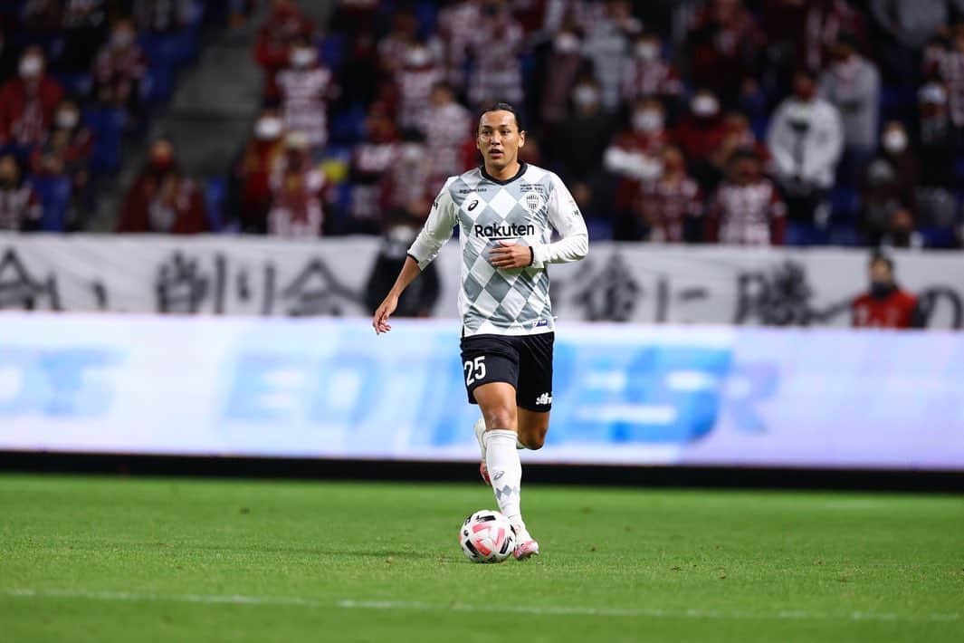 大崎玲央のインスタグラム：「今日もありがとうございました。 #visselkobe #ヴィッセル神戸 #トモニイコウ #一致団結 #foreverfoward」