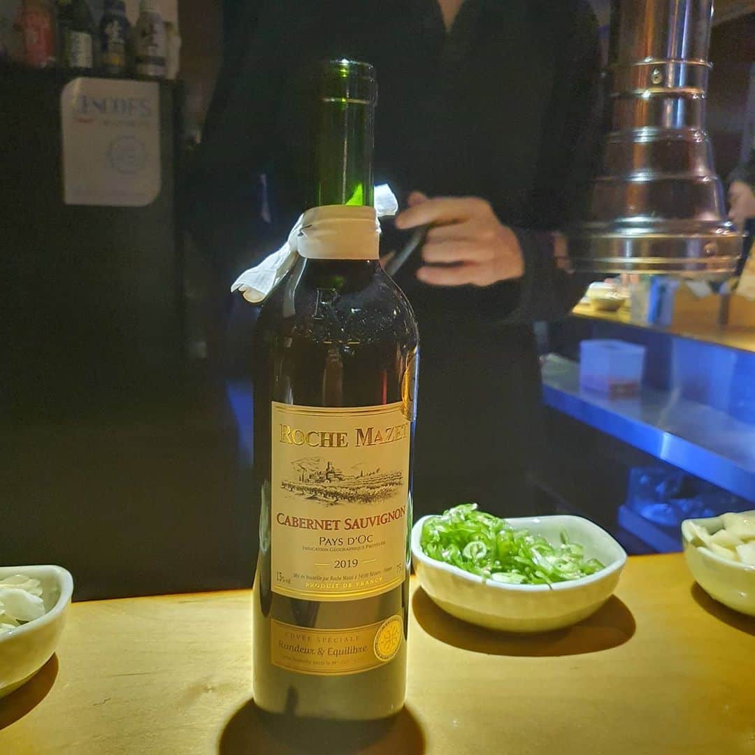 ホ・ジョンミンのインスタグラム：「오늘은 평화롭고 고급지게 #양갈비 #쑈비뇽와인」