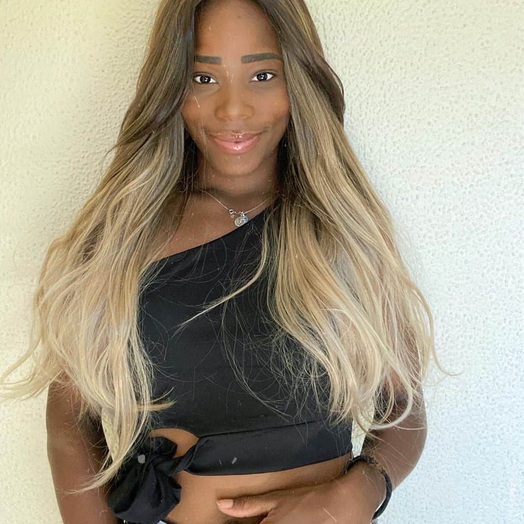 ステラ・アカクポのインスタグラム：「Hi 👋🏽」