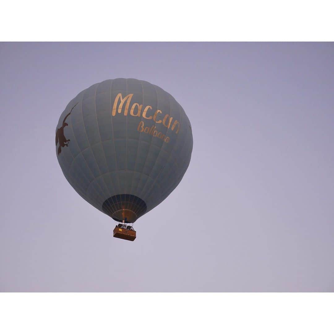 亘理舞さんのインスタグラム写真 - (亘理舞Instagram)「The second morning seeing hot air balloons. 2日目の朝は初日より少し早起きして、実際に気球を飛ばす場所まで行きました！ ・ ・ 内側で火をゴウゴウと燃やしながら空へ飛んでいく気球の様子を間近で見ることができました😳✨ ・ ・ 一眼カメラで遠近法写真をパシャリ📸 ・ ・ #気球#カッパドキア#カッパドキア旅行#トルコ観光#ミラーレス一眼カメラ#LUMIXJAPAN#カメラ女子📷#スターダストプロモーション#亘理舞」11月11日 21時19分 - mai_watari_official