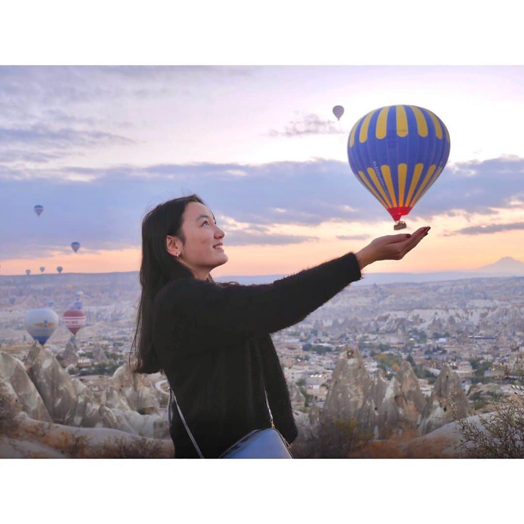 亘理舞さんのインスタグラム写真 - (亘理舞Instagram)「The second morning seeing hot air balloons. 2日目の朝は初日より少し早起きして、実際に気球を飛ばす場所まで行きました！ ・ ・ 内側で火をゴウゴウと燃やしながら空へ飛んでいく気球の様子を間近で見ることができました😳✨ ・ ・ 一眼カメラで遠近法写真をパシャリ📸 ・ ・ #気球#カッパドキア#カッパドキア旅行#トルコ観光#ミラーレス一眼カメラ#LUMIXJAPAN#カメラ女子📷#スターダストプロモーション#亘理舞」11月11日 21時19分 - mai_watari_official