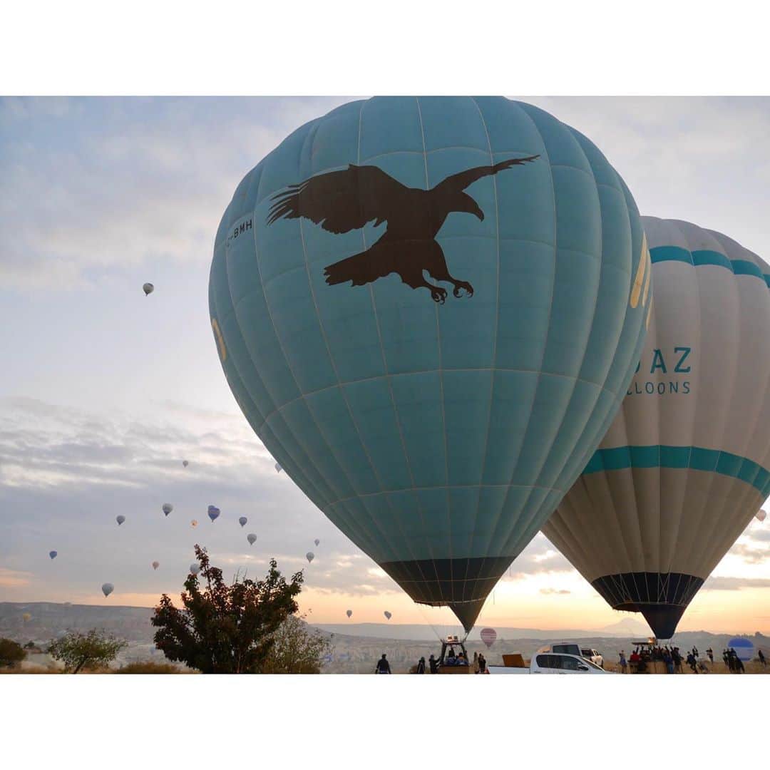 亘理舞さんのインスタグラム写真 - (亘理舞Instagram)「The second morning seeing hot air balloons. 2日目の朝は初日より少し早起きして、実際に気球を飛ばす場所まで行きました！ ・ ・ 内側で火をゴウゴウと燃やしながら空へ飛んでいく気球の様子を間近で見ることができました😳✨ ・ ・ 一眼カメラで遠近法写真をパシャリ📸 ・ ・ #気球#カッパドキア#カッパドキア旅行#トルコ観光#ミラーレス一眼カメラ#LUMIXJAPAN#カメラ女子📷#スターダストプロモーション#亘理舞」11月11日 21時19分 - mai_watari_official
