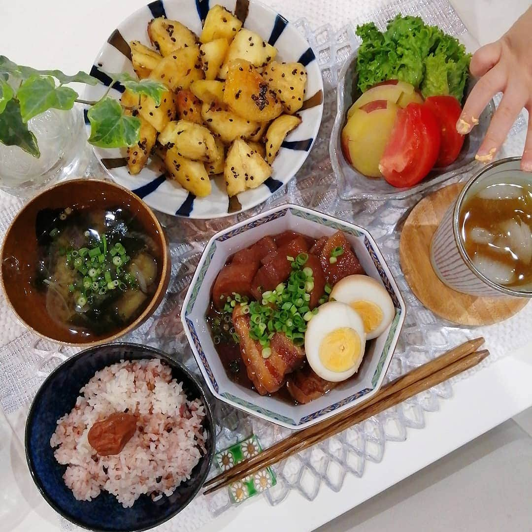 momoさんのインスタグラム写真 - (momoInstagram)「#晩御飯#食費月13000円   豚角煮 大学芋 茄子のお味噌汁 サラダ  蒼はお休みさせた😞 明日は泣かずに吐かずに行くらしい。100歩譲って、泣いてもいいけど吐かないで😞  私のカラーに付いてきた蒼、かなちゃんに飲み物何がいい？って聞いてもらったら彼は「ラーメン」と答えたよ😞😞😞 いつまでアホ？  豚バラブロック国産、㌘98円🍖さつまいもは子どもたちの芋掘りのお土産🍠  #晩ごはん#晩ご飯#夕食#夕御飯#夕食#おうちごはん#節約#節約ご飯#晩御飯#デリスタグラム#デリスタグラマー#クッキングラム#ワーママ#大分#instafood」11月11日 21時20分 - m.o.m.o.k