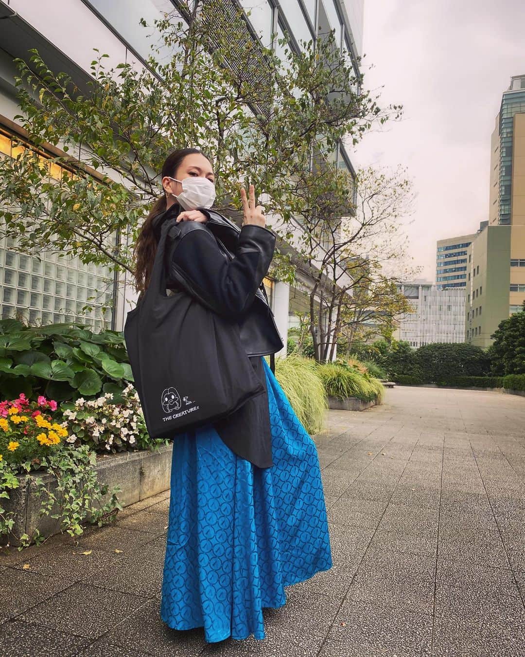 小柳ゆきのインスタグラム：「書類いっぱい入っちゃう。 打ち合わせに「THE CREATURズ」eco Bag大活躍してます。 FCイベントでのお土産は「THE CREATURズ マスク」です👾  皆でTHE CREATUREズしましょう🙂  さて参加される方はリクエスト曲決まったかな？ FCイベント限定ならではのいつものLiveではなかなか歌えない曲やカバー曲、もちろんやっぱりあの曲等、皆さんのリクエスト楽しみに待ってます😊  12/5 FCイベント詳細 https://yuki-k.fanmo.jp/live.php?id=650」