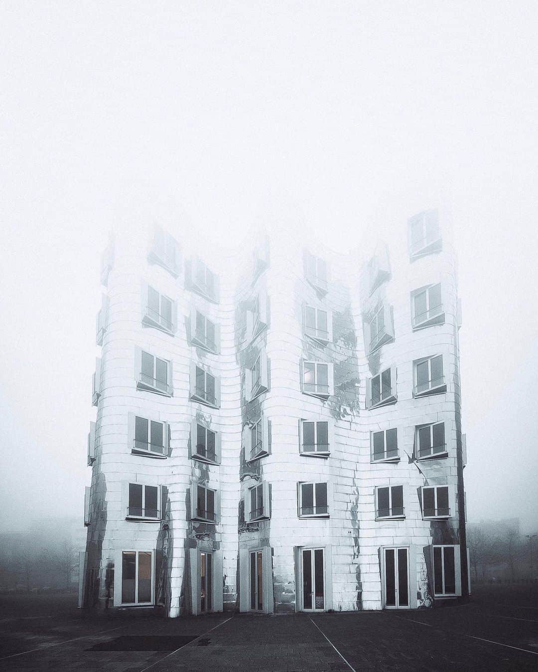 Thomas Kakarekoさんのインスタグラム写真 - (Thomas KakarekoInstagram)「ghost town  #tb to that day when Düsseldorf disappeared under a heavy layer of fog. Still one of the most incredible things I ever got to photograph.  #düsseldorf」11月11日 21時23分 - thomas_k
