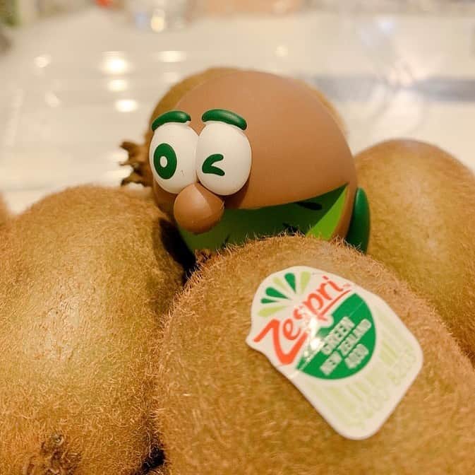 大月さゆのインスタグラム：「わが家にもあの子が来た🥝﻿✨ ﻿ ﻿ #キウイブラザーズ　﻿ #キウイを大人買いしたので﻿ #明日からはよりヘルシーに生きるよ﻿ #キウイのおすすめの食べ方あったら教えてください」