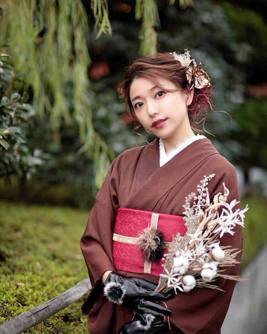 長野真琴のインスタグラム：「﻿ ﻿ ﻿ 久しぶりにしっかりお着物着て﻿ 写真撮って頂きました〜〜〜👘﻿ ﻿ いつも寒色系が多いから﻿ 今回は暖色系のお着物に挑戦﻿ ﻿ 真っ赤な帯を合わせてみたけど﻿ 個人的にとても好みな仕上がりに💃❤︎﻿ 冬ならではのファーの小物合わせが﻿ 可愛いくておすすめです☺️﻿ ﻿ @kesatokyo_official は 他にも可愛い着こなしが沢山♥️ ﻿ ﻿ ﻿ ﻿ ﻿ ﻿ ﻿ #me #kimono #1111」