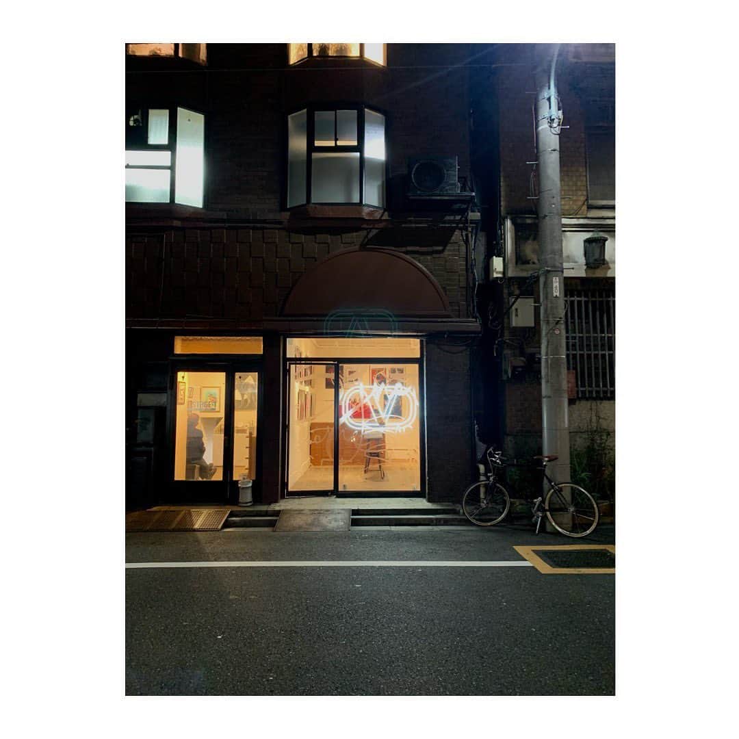 commons&senseのインスタグラム：「. “VALENTINO VLogo Signature Book" Installation @moriokashoten  11月15日（日）まで . 1970年代にインスパイアされたもっともモダンなエッセンスが詰まったアイコニックなロゴ、"Vlogo Signature"の境界を示し、それをさらに押し広げるアートブック”VALENTINO VLOGO SIGNATURE BOOK"がローンチ。 commons&senseをはじめとする世界の16誌が自由な形でVlogo Signatureをイメージしたビジュアルが紹介されており、 さらにピエール パオロ ピチョーリ氏によるスケッチやイラスト、ハンドライティングといった自らのタッチが加えられた美しい1冊です。 森岡書店では11月10日（火）〜15日（日）までインスタレーションも行われているので、お近くにお立ち寄りの際はぜひ！  他、ヴァレンティノ銀座及び、ヴァレンティノ表参道でも11月23日(月・祝)まで書籍が販売されているそう。 . Go and see the installation at Morioka Shoten in Ginza, until Sunday 15th November 2020. Books are also available for purchase at VALENTINO GINZA and OMOTESANDO store. . We are one of the 16 magazines chosen to create the visual, reinterpreting the Vlogo Signature with total artistic freedom.  We are so glad to be a part of this beautiful project! Thank you so much!  #UncensoredVLogoSignature」
