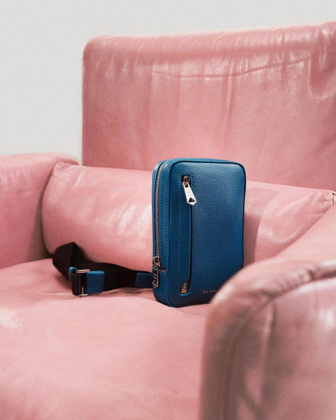 ポールスミスさんのインスタグラム写真 - (ポールスミスInstagram)「Inspired by vintage camera bags, this subtle straw-grain embossed leather bag comes in the optimistic blue colour which was the focus of the #PaulSmithAW20 collection.  Just👆🏼to shop or head to PaulSmith.com to explore more of this seasons accessories.   #PaulSmith50 #bag #crossbodybag #blue」11月11日 21時27分 - paulsmithdesign