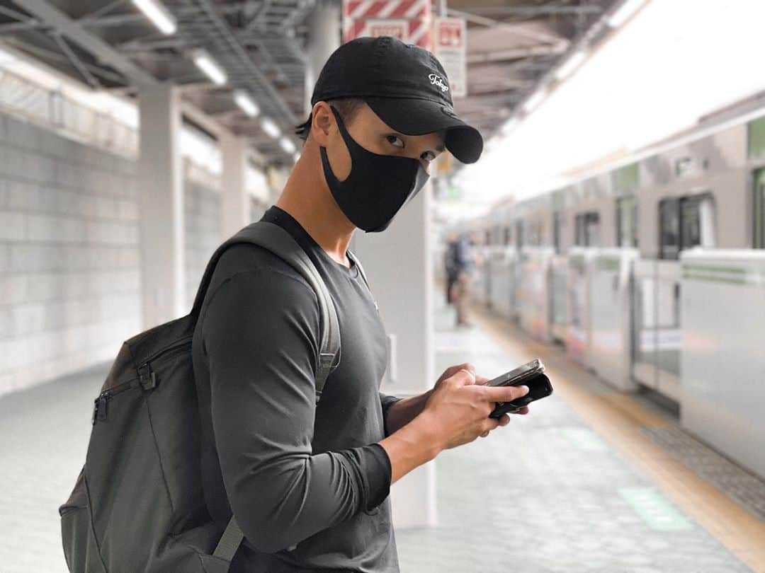 島村麗乃のインスタグラム：「﻿ ﻿ ﻿ ﻿ ﻿ 当たり前なこと☺︎﻿ ﻿ ﻿ 当たり前な事ほど﻿ 難しいよね﻿ ﻿ ﻿ 今日はたまたま﻿ アンチについての﻿ 話が多かったんだけど﻿ ﻿ ﻿ 相手が見えないと﻿ 好き勝手に言ってしまう事ってあるよね﻿ ﻿ ﻿ 自分も冗談半分でも﻿ 多少は言ってしまうこと﻿ あったんだけどさ﻿ ﻿ ﻿ いざ逆の立場になって﻿ 巡り巡って割と身近な人に﻿ こう言われてたよって﻿ 言われたときのショックって﻿ まぁあると思うのよね﻿ ﻿ ﻿ 「自分がされて嫌なことはしない」﻿ ﻿ ﻿ すごく当たり前だけど﻿ 気を付けようを思います☺︎﻿ ﻿ ﻿ それを思ったのも﻿ たまたまこの間﻿ 数人での食事の時のことで﻿ ﻿ ﻿ ある人が携帯を机に置いたまま﻿ 席を離れたんだよね﻿ 普段は携帯を肌身離さないのに﻿ ﻿ ﻿ だから録音でもしてるのかな？﻿ って思ったんだけど﻿ そう思ったと同時に﻿ ﻿ ﻿ あー自分って﻿ 悪い気持ちを持っているから﻿ そう感じるんだなぁって﻿ ﻿ ﻿ 麗乃の麗は﻿ 綺麗な心を持つ人間になるようにと﻿ つけてもらった名前﻿ ﻿ ﻿ 今一度﻿ 心を改めます☺︎﻿ ﻿ ﻿ ﻿ ﻿ ﻿ #筋トレ﻿ #パーソナルトレーナー﻿ #fitness﻿ #筋肉﻿ #フリーランス﻿ ﻿ ﻿ ﻿ ﻿」