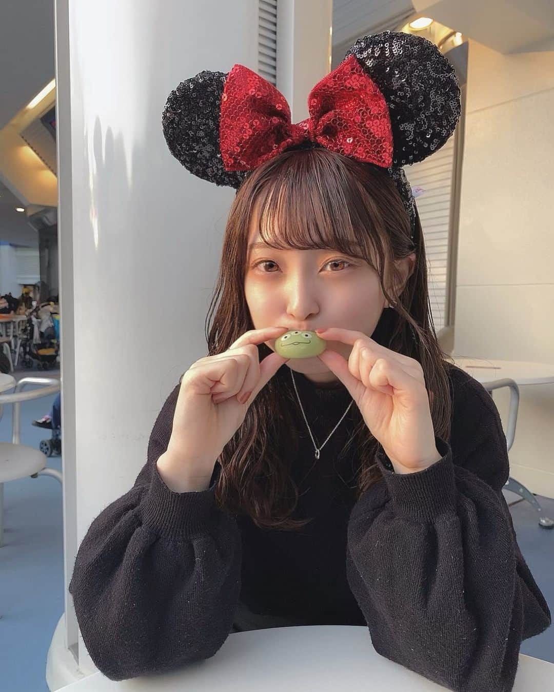 漆島七菜のインスタグラム：「オールブラックコーデでディズニー🌈   #disneyland #disney #ディズニー #ディズニーコーデ #ディズニーランド #黒コーデ #オールブラック #スパンコールカチューシャ #instagood #instalike #リトルグリーンメン #リトルグリーンまん」