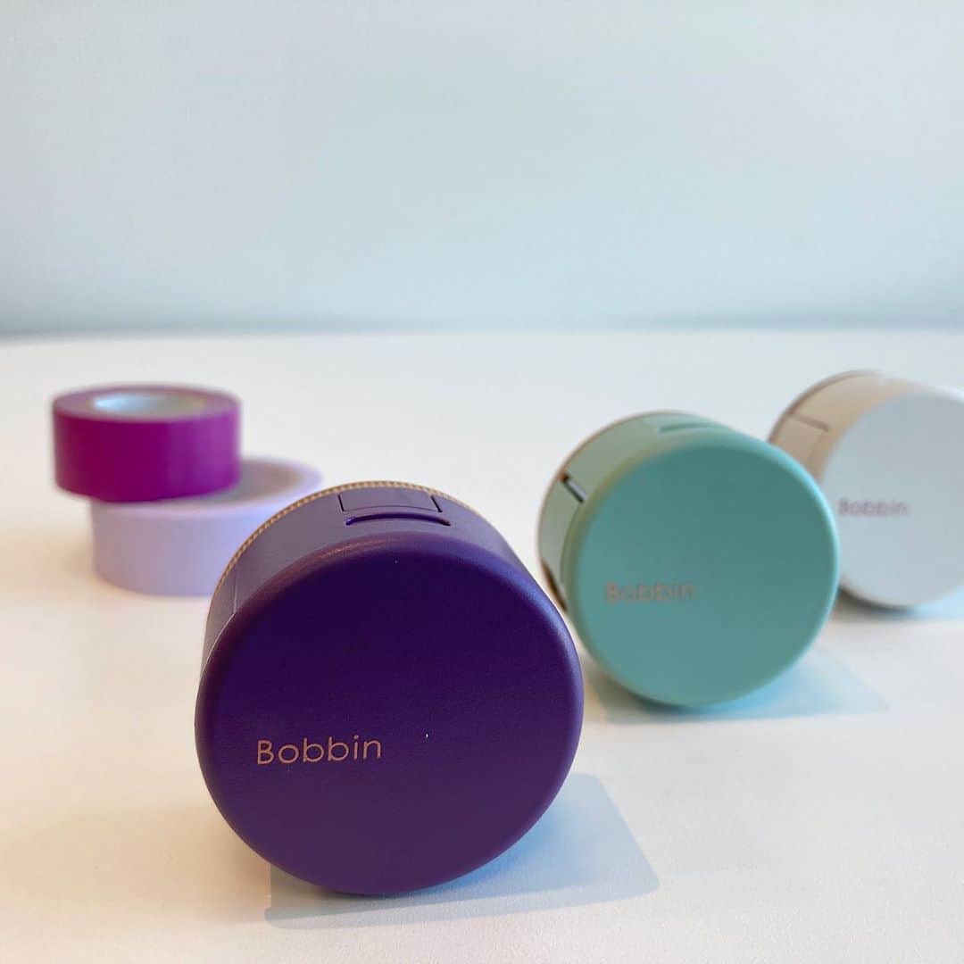 のインスタグラム：「【新商品】﻿ マスキングテープをもっと楽しむ新シリーズ#Bobbin を3回連続でご紹介中🥰 ﻿ ﻿ 今日ご紹介するのは、、、？ ﻿ ﻿ ＜どんな商品？＞﻿ テープをしっかりカバーしてキレイに持ち運べる　#カッター付きケース ﻿ ﻿  ＜特長＞ ﻿ ﻿ ①フルカバータイプのテープカッターなのでボビンテープをキレイな状態で持ち運べる！﻿ ﻿ ②ダイヤルを回すだけでシャッターの開閉やテープの繰り出しができる！﻿ →これ、結構すごくて中の人も驚いたので是非pic2の動画みてほしい！（笑）﻿ ﻿ ③テープを軽くまっすぐにカットできるステンレス刃！﻿ ﻿ ﻿ ﻿ 使用しないときはシャッターを閉じておくことができるので、﻿ ペンケースなどで持ち運んでもごみが入りにくいのがいいですね、﻿ ﻿ 丸っこい形がこれまたかわいい☺﻿ そのままマステを持ち運ぶより、数段テンションあがりそうなアイテムです♡﻿  ﻿ ﻿  ｰｰｰ ﻿ ○発売予定：2021年1月27日（水）﻿ 　※2020年11月27日～29日開催の「文具女子博2020」にて先行販売（数量限定）﻿ ○メーカー希望小売価格（消費税抜）：﻿ 　ボビンテープ（1個入）180円、（3個入） 380円、﻿ 　プチカッター（3個入）320円、﻿ 　カッター付きケース 450円、﻿ 　コマキキ（本体1台、ボビン芯2個入） 600円、ボビン芯（6個入） 300円﻿ ﻿ ﻿ ﻿  #ボビン #ボビンでまきまき #マステ #マステ沼 #マステ沼の住人 #クラフト #紙もの　#マスキングテープ　#マステ好き #文具沼 #文房具 #文具 #文具好き #文房具マニア #文具好きさんとつながりたい #ステーショナリー #stationery #stationerylove #stationeryaddict #コクヨ #kokuyo #コクヨのぶんぐ」