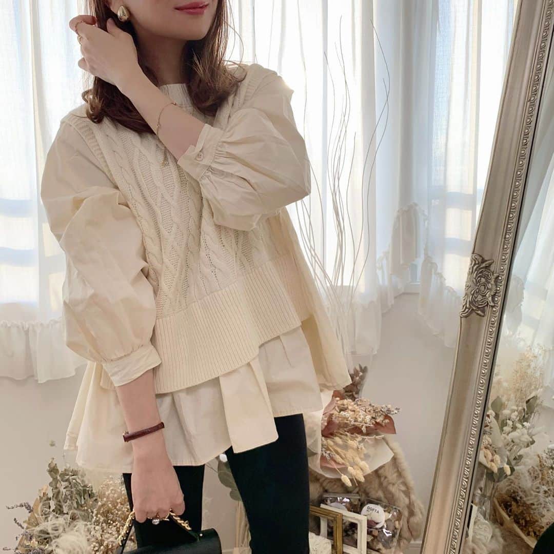 nyaachanのインスタグラム：「* 昨日UPしたトップスのベージュバージョン☺️ ブラックは大人っぽく着れるし、ベージュは可愛く着れる…❤︎ どっちもおすすめすぎるし色選べへん🥺💦 * *  #instagood#instafashon#今日の服#今日のコーデ#おしゃれさんと繋がりたい#プチプラファッション#プチプラコーデ#カジュアルコーデ#着回しコーデ#大人カジュアル#韓国ファッション#きれいめカジュアル#きれいめコーデ#ガーリーコーデ#おちびコーデ#低身長#秋コーデ#レイヤード#ニットベスト#シャツコーデ#ブラウス#黒スキニー#ユニクロ#ユニジョ」