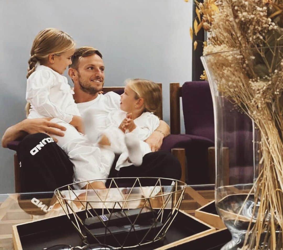 イヴァン・ラキティッチのインスタグラム：「Mi vida, mis 2 princesas 😍❤️ #AA」