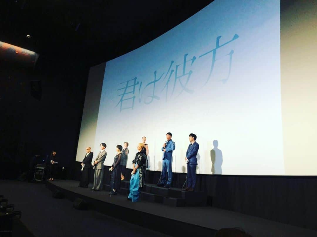 木本武宏さんのインスタグラム写真 - (木本武宏Instagram)「今日は『君は彼方』のジャパンプレミアの舞台挨拶でした  まぁ、そうそうたるメンバーの中 場違いもいいとこ  一昨年、瀬名監督に居酒屋で「今度こんなアニメ映画作るんです！」とプロットを見せてもらい熱く語ってくれ最後に「必ず一緒にやりましょう！」と言ってくれてその時は内心サービストークで言ってくれてるだけだろうなぁと話し半分に聞いてたのが本当に実現させてくれたんだとステージの上で込み上げてくるものがありました  この作品は池袋を舞台に何をやってもすぐに諦めてしまう普通の女の子があることをきっかけに真剣に自分と向き合うというストーリー  誰だって思い当たるふしがある主人公 澪 に自分を投影して是非ご覧頂きたい素晴らしい作品です  11/27、全国ロードショーです  何卒宜しくお願い致します！！  しかし、竹中直人さんは楽しそうにずっと口笛吹いてはったなぁ😚  #松本穂香 さん #瀬戸利樹 さん #夏木マリ さん #竹中直人 さん #土屋アンナ さん #大谷育江 さん #瀬名快伸監督  #君は彼方」11月11日 21時38分 - tkokimoto