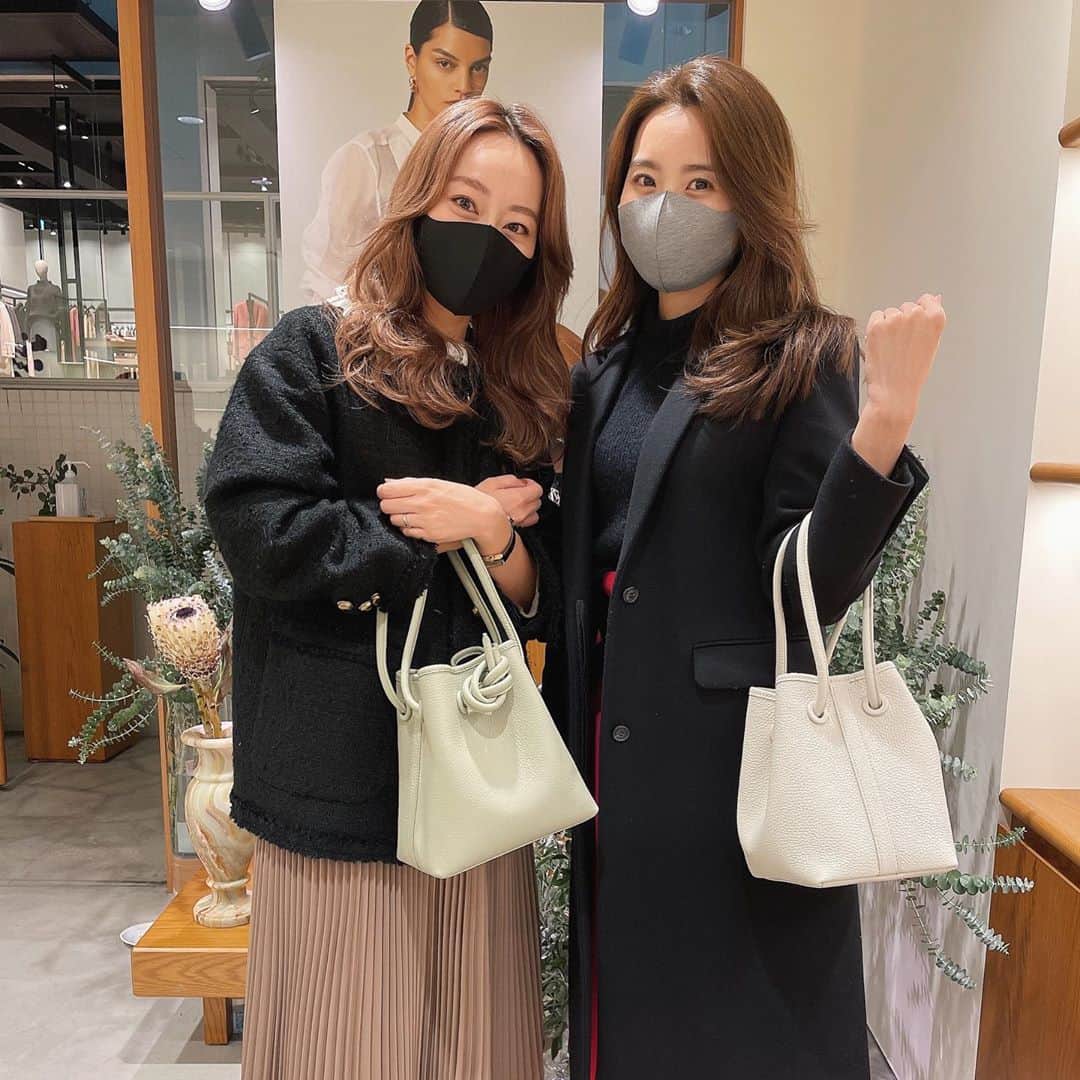 小祝麻里亜のインスタグラム：「VASICの展示会にお邪魔してきました😊💘  もともと素敵なバッグが沢山だけど、2021の春夏コレクションもさらにパワーアップされてました✨  新色も新作も…ますます目が離せない❣️写真はVASICといえば！なbondのバッグを持って😊😊  まりえとホワイトのbond miniをオーダーさせていただきました🥰おそろ〜い✌️✌️  @vasic_japan  ． ． ．＿＿＿＿＿＿＿＿ #outfit #coordinate #look #instafashion #2021ss #vasic #bondmini #셀스타그램 #얼스타그램 #코디 #스타일링 #데일리 #데일리룩 #오오티디 #가을코디 #가방추천 #가방  Thanks @ponpon_marcy」