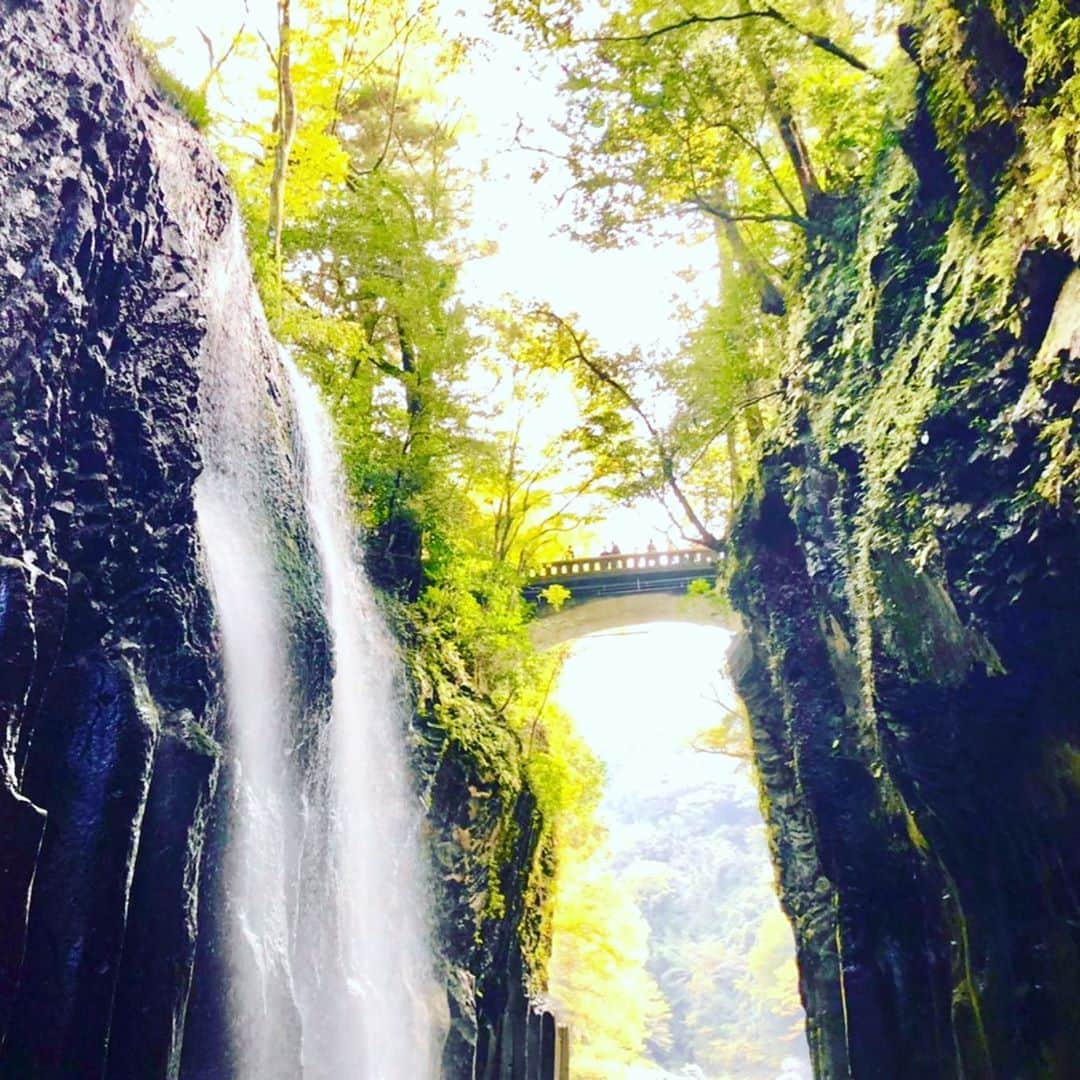 みちょママ（みちょぱ母）のインスタグラム：「パワースポットも行ってきた〜 やっぱりのんびり旅行はいいね〜☺️  #高千穂峡」