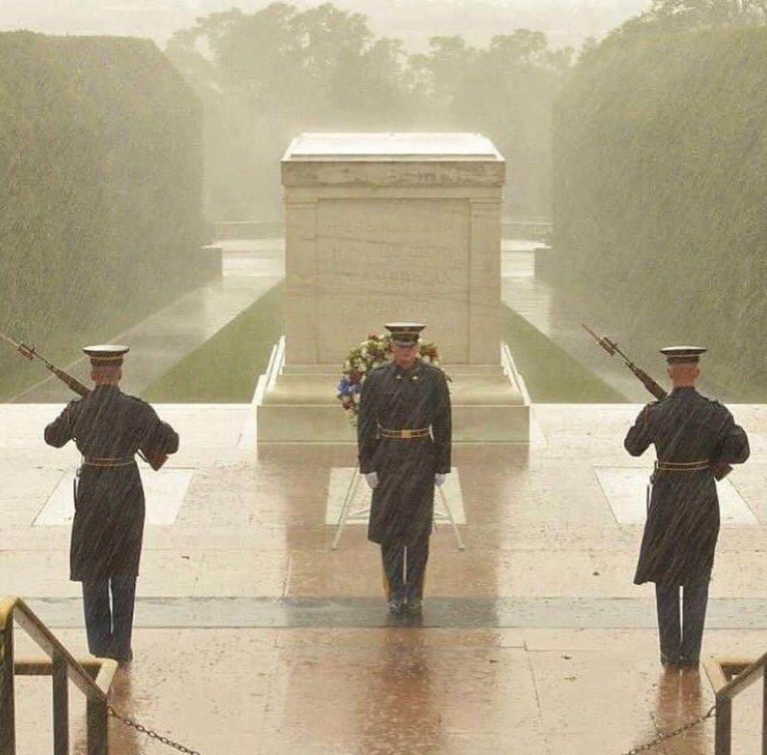 イヴァンカ・トランプさんのインスタグラム写真 - (イヴァンカ・トランプInstagram)「There is no greater debt of gratitude we owe as Americans than to those who have worn the uniform of the U.S. throughout history and fought for the freedoms we enjoy.  May God bless & care for all our veterans, those still serving in our military & their families! #VeteransDay 🇺🇸🇺🇸🇺🇸」11月11日 21時44分 - ivankatrump