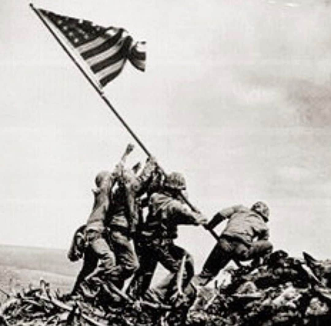 イヴァンカ・トランプさんのインスタグラム写真 - (イヴァンカ・トランプInstagram)「There is no greater debt of gratitude we owe as Americans than to those who have worn the uniform of the U.S. throughout history and fought for the freedoms we enjoy.  May God bless & care for all our veterans, those still serving in our military & their families! #VeteransDay 🇺🇸🇺🇸🇺🇸」11月11日 21時44分 - ivankatrump