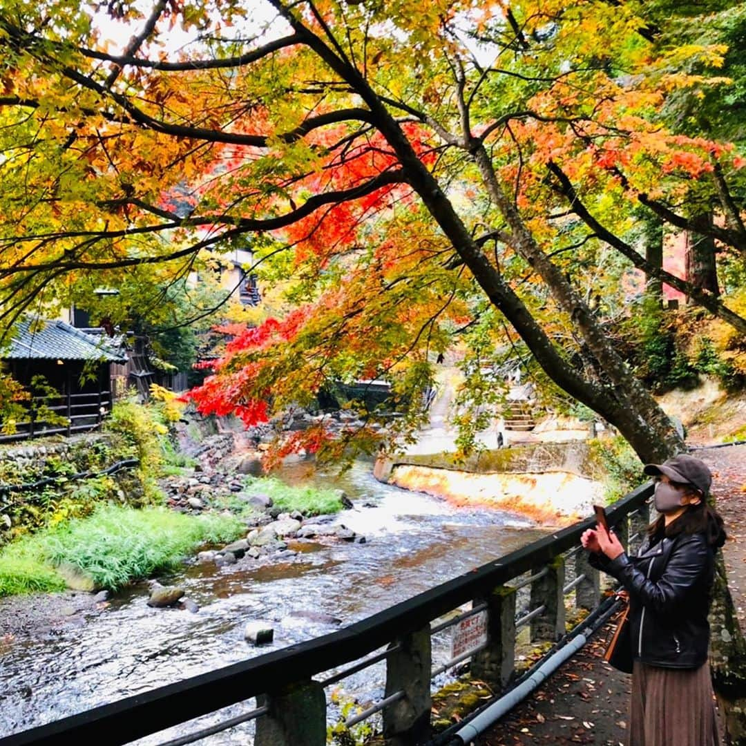 みちょママ（みちょぱ母）のインスタグラム：「温泉でのんびり旅行♨️ 紅葉がいい感じ,,,  #黒川温泉 #紅葉」