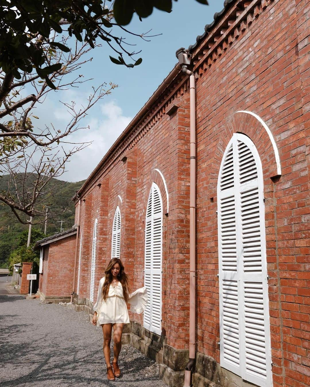 羽石杏奈さんのインスタグラム写真 - (羽石杏奈Instagram)「Island hopping the Nagasaki islands in japan, GOTO⚓️🤍 . 先月はお仕事で、長崎県の五島列島へ🗾 想像を超える美しい景色にたくさん出会えて、 感動の連続だった旅！ . １枚目は、九州最西端にある大瀬崎灯台🕯 1.2kmのトレッキング後に見た景色は、 壮大で自然のパワーをすごく感じたなあ〜 小値賀島の五両ダキ(6枚目)もお気に入りのスポットで、 崖に囲まれたプライベートのようなビーチが とっても素敵な空間だった💎 . たくさんの自然と、歴史的文化、 そして長崎の島の温かさをたくさん感じた旅でした🛳♡ 123📍五島 Goto  45📍新上五島 Shinkami Goto 67📍小値賀 Ojika- my fav! 89📍宇久 Uku #長崎 #長崎旅行 #九州旅行 #genic_japan #gotoトラベル #pr #五島列島 #五島市 #新上五島町 #小値賀町 #宇久町 #大瀬崎灯台 #堂崎教会 #江上天主堂 #五両だき」11月11日 21時39分 - hawaiianna913